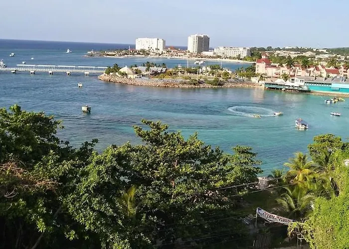 Amazing Location! Walk To Town, & Dinner - Payment Required To Reserve Apartamento Ocho Ríos