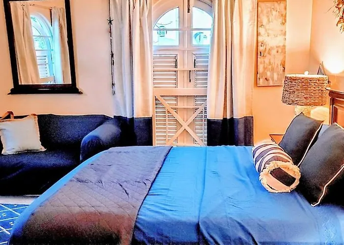 Amazing Location! Walk To Town, & Dinner - Payment Required To Reserve *