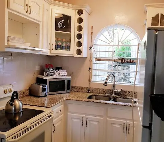 Amazing Location! Walk To Town, & Dinner - Payment Required To Reserve Ocho Ríos